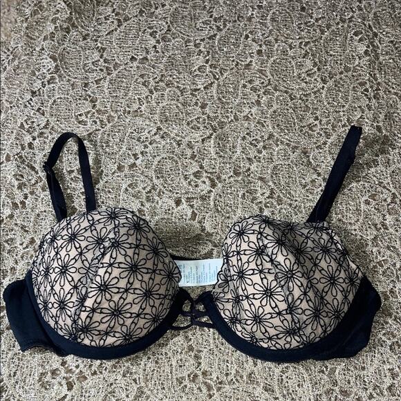 vassarette Other - Vassarette Black Floral Lace Bra